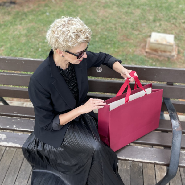 Bolsa de papel 45x15x33 cm vino Embossing, estructura 18 Horizontal