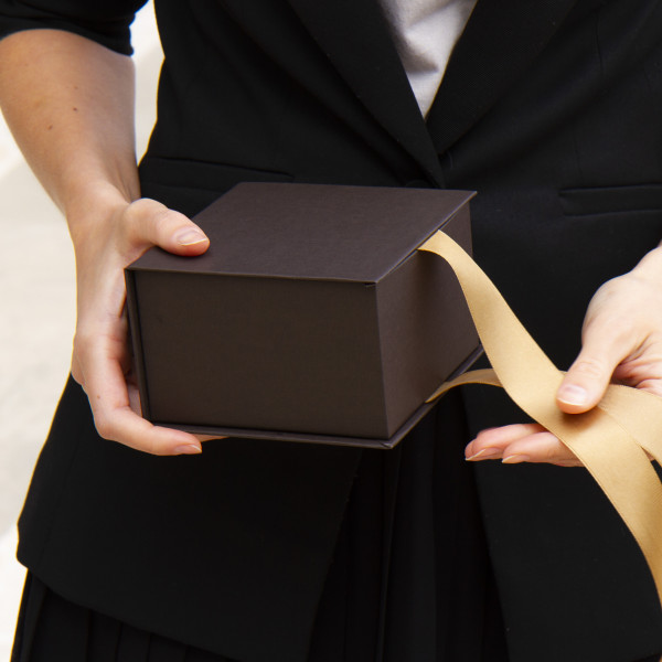 Caja de color marrón chocolate 12 x 12 x 7,5 cm