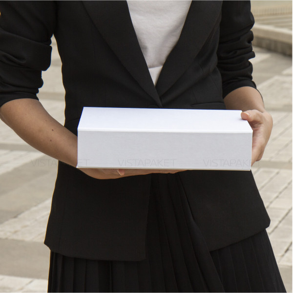 Caja blanca 24 x 17 x 6 cm con imán