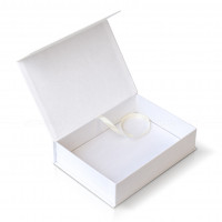 Caja blanca 24 x 17 x 6 cm con imán