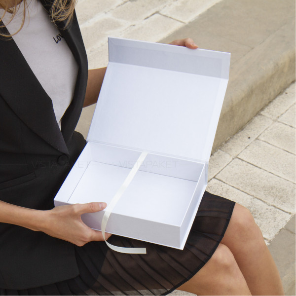 Caja blanca 24 x 17 x 6 cm con imán